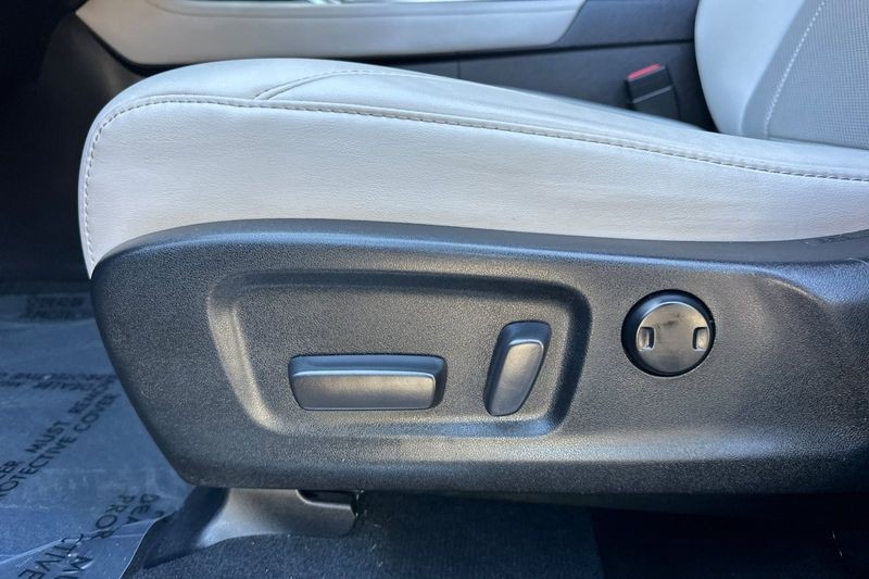 Lexus RX Vehicle Full-screen Gallery Image 13