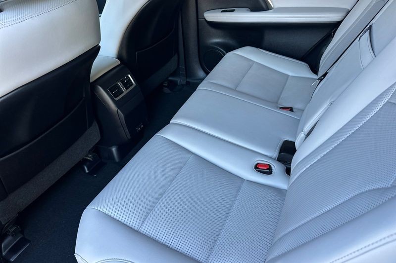 Lexus RX Vehicle Full-screen Gallery Image 14