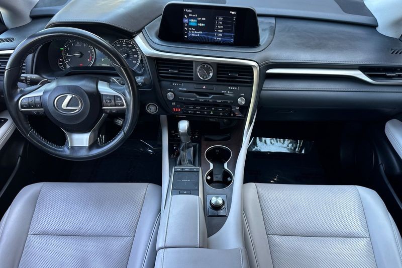 Lexus RX Vehicle Full-screen Gallery Image 15