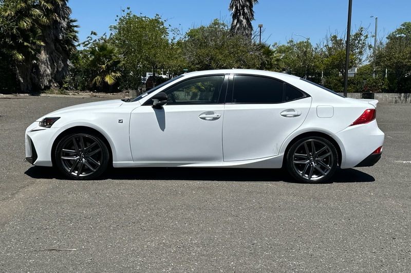 Lexus IS Vehicle Full-screen Gallery Image 07