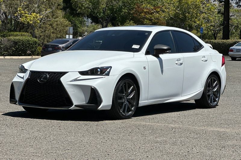 Lexus IS Vehicle Full-screen Gallery Image 08
