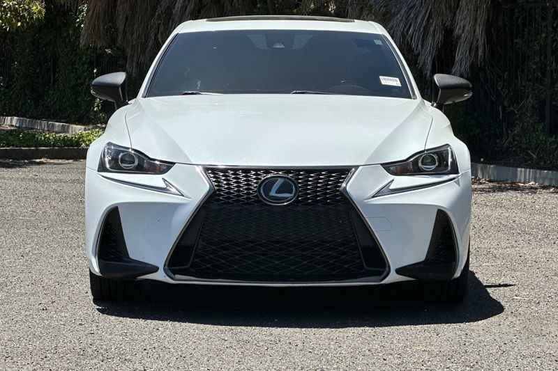Lexus IS Vehicle Full-screen Gallery Image 09