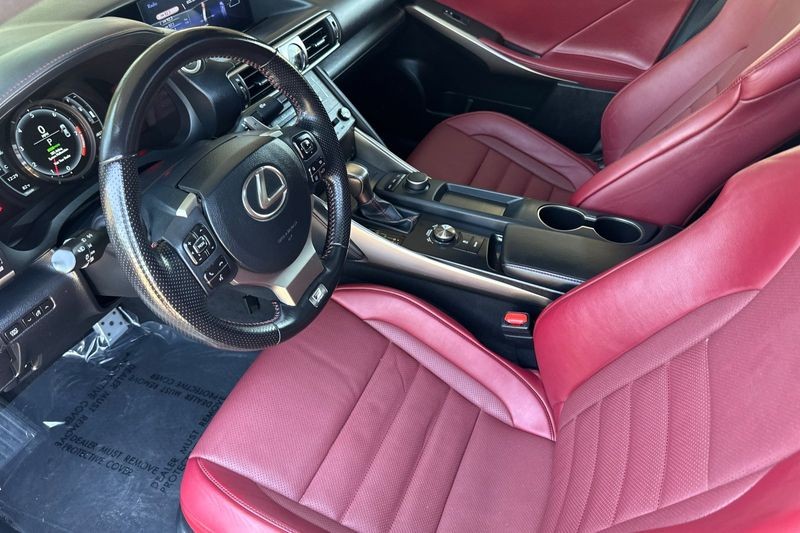Lexus IS Vehicle Full-screen Gallery Image 10