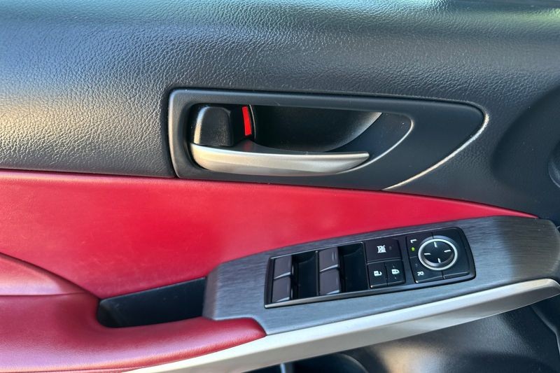 Lexus IS Vehicle Full-screen Gallery Image 11