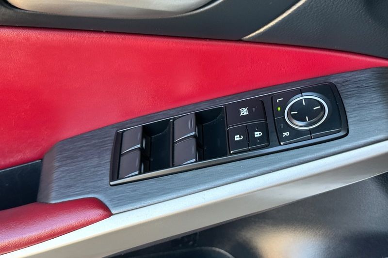 Lexus IS Vehicle Full-screen Gallery Image 12