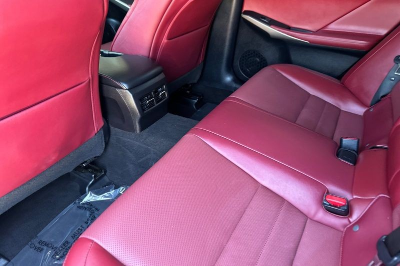 Lexus IS Vehicle Full-screen Gallery Image 14