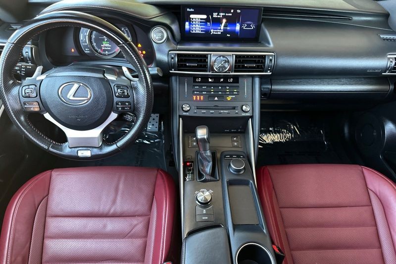 Lexus IS Vehicle Full-screen Gallery Image 15