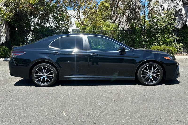 Toyota Camry Hybrid Vehicle Full-screen Gallery Image 02