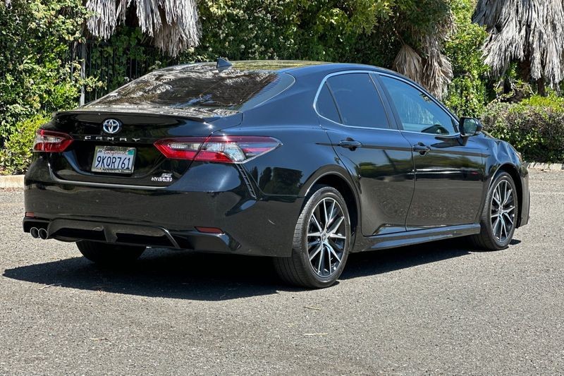 Toyota Camry Hybrid Vehicle Full-screen Gallery Image 03