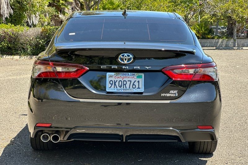 Toyota Camry Hybrid Vehicle Full-screen Gallery Image 04