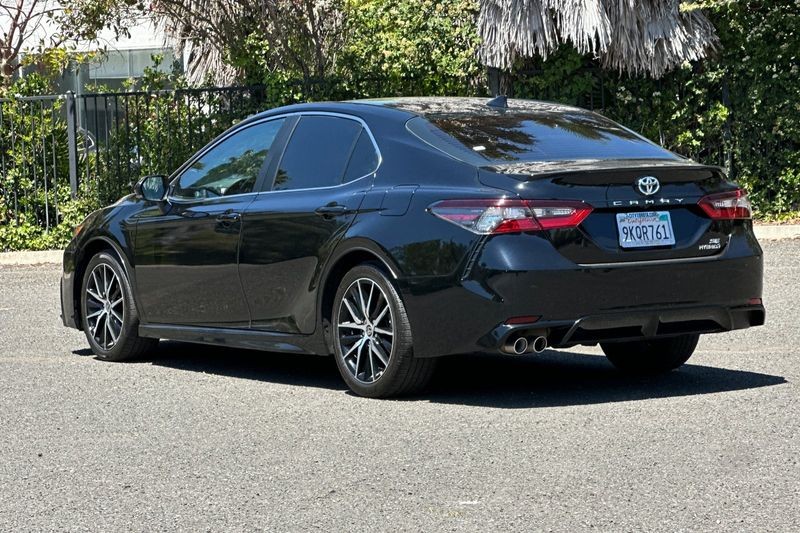 Toyota Camry Hybrid Vehicle Full-screen Gallery Image 05