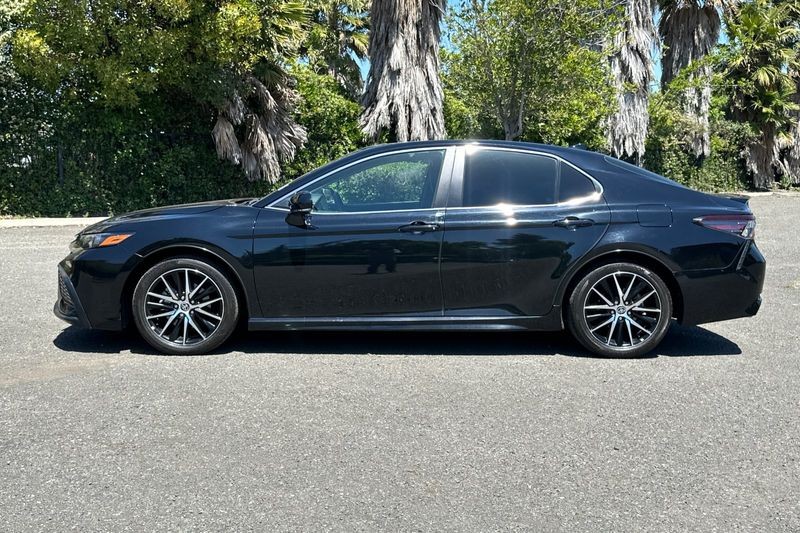 Toyota Camry Hybrid Vehicle Full-screen Gallery Image 07