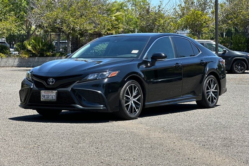 Toyota Camry Hybrid Vehicle Full-screen Gallery Image 08