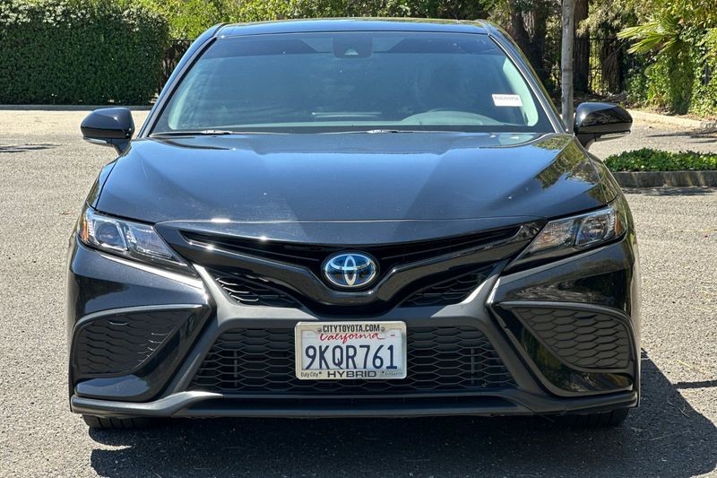 Toyota Camry Hybrid Vehicle Full-screen Gallery Image 09