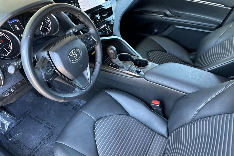 Toyota Camry Hybrid Vehicle Full-screen Gallery Image 10