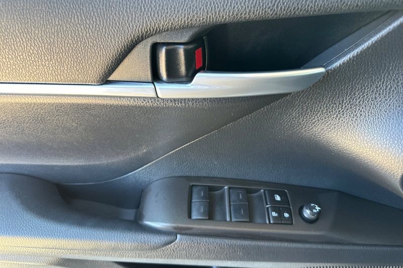 Toyota Camry Hybrid Vehicle Full-screen Gallery Image 11
