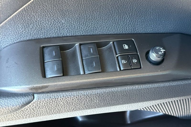 Toyota Camry Hybrid Vehicle Full-screen Gallery Image 12