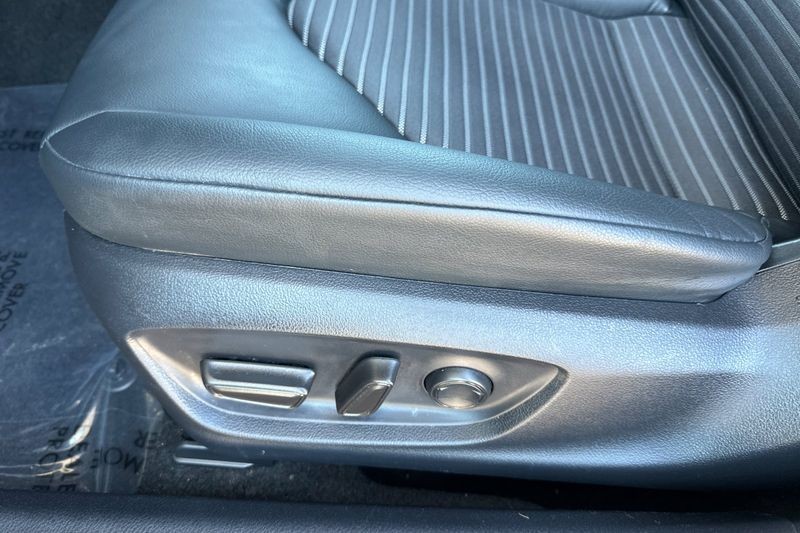 Toyota Camry Hybrid Vehicle Full-screen Gallery Image 13