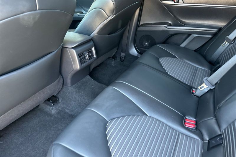 Toyota Camry Hybrid Vehicle Full-screen Gallery Image 14