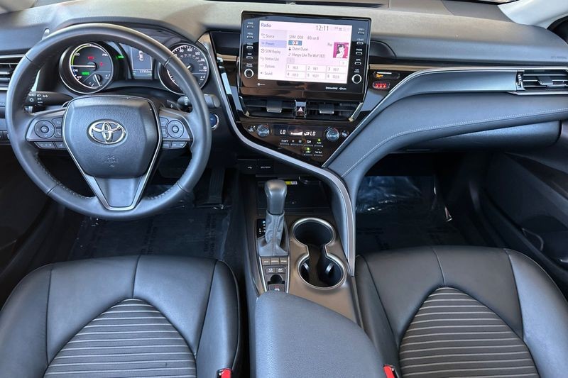 Toyota Camry Hybrid Vehicle Full-screen Gallery Image 15