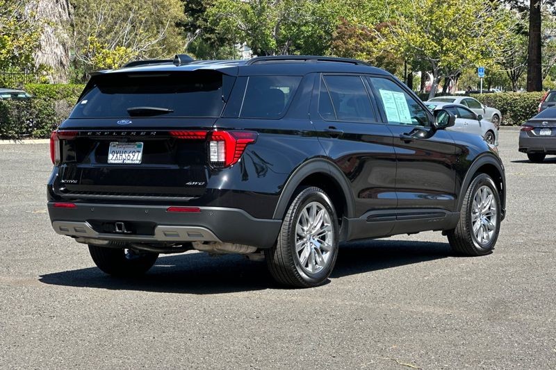 Ford Explorer Vehicle Full-screen Gallery Image 03