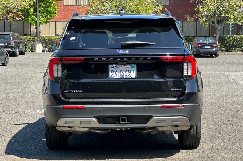 Ford Explorer Vehicle Full-screen Gallery Image 04