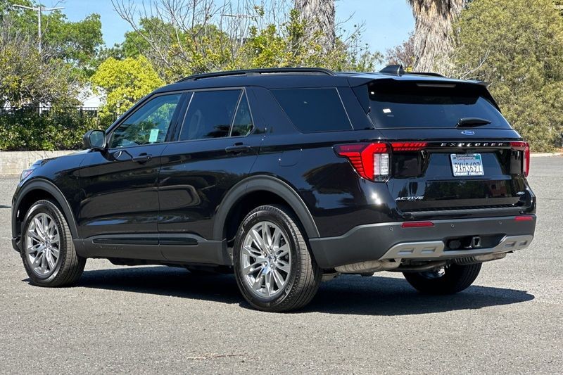 Ford Explorer Vehicle Full-screen Gallery Image 05