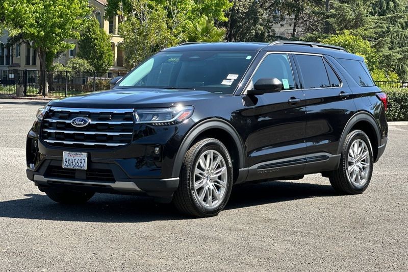 Ford Explorer Vehicle Full-screen Gallery Image 07