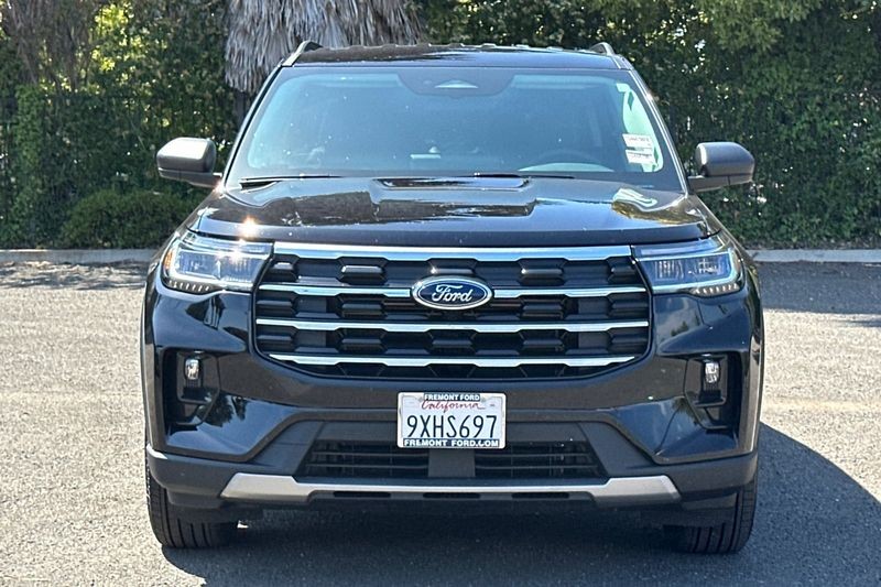 Ford Explorer Vehicle Full-screen Gallery Image 08