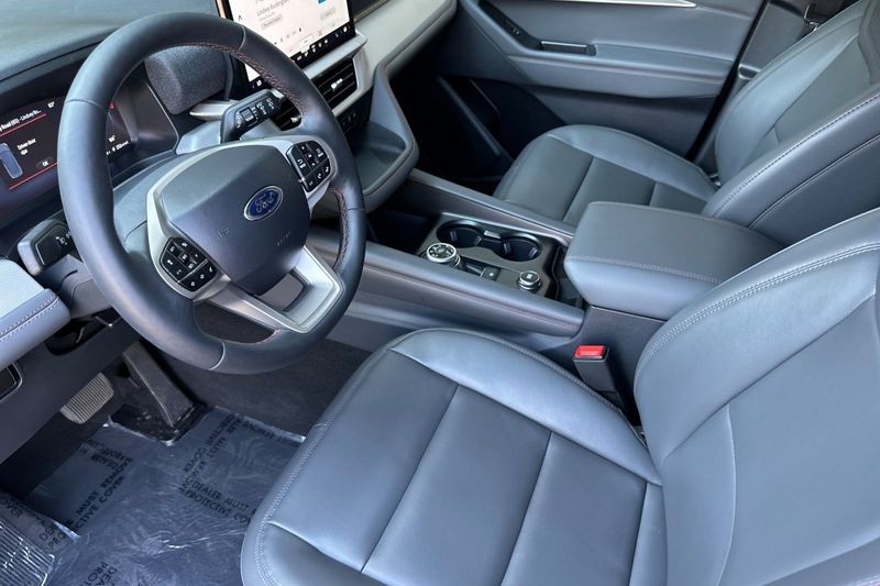 Ford Explorer Vehicle Full-screen Gallery Image 09