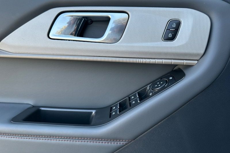 Ford Explorer Vehicle Full-screen Gallery Image 10