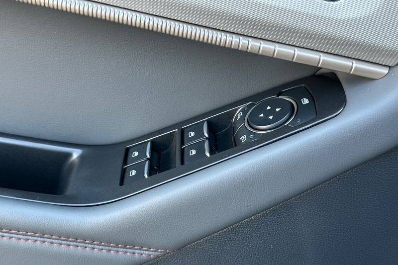 Ford Explorer Vehicle Full-screen Gallery Image 11