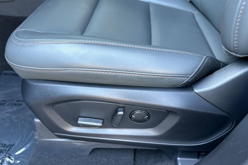 Ford Explorer Vehicle Full-screen Gallery Image 12
