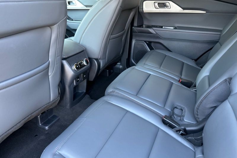 Ford Explorer Vehicle Full-screen Gallery Image 13