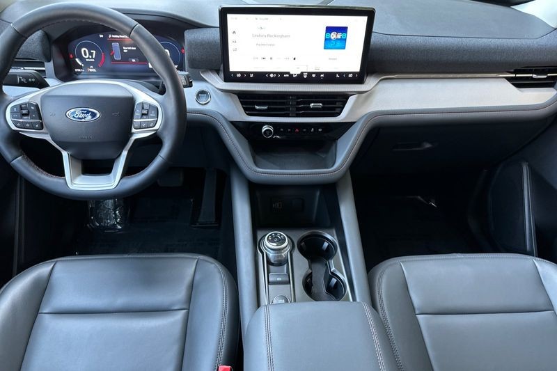 Ford Explorer Vehicle Full-screen Gallery Image 14