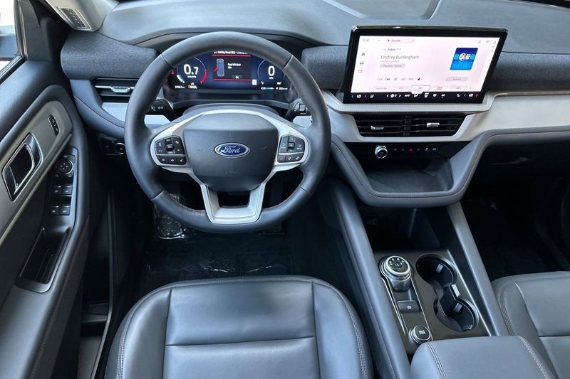Ford Explorer Vehicle Full-screen Gallery Image 15