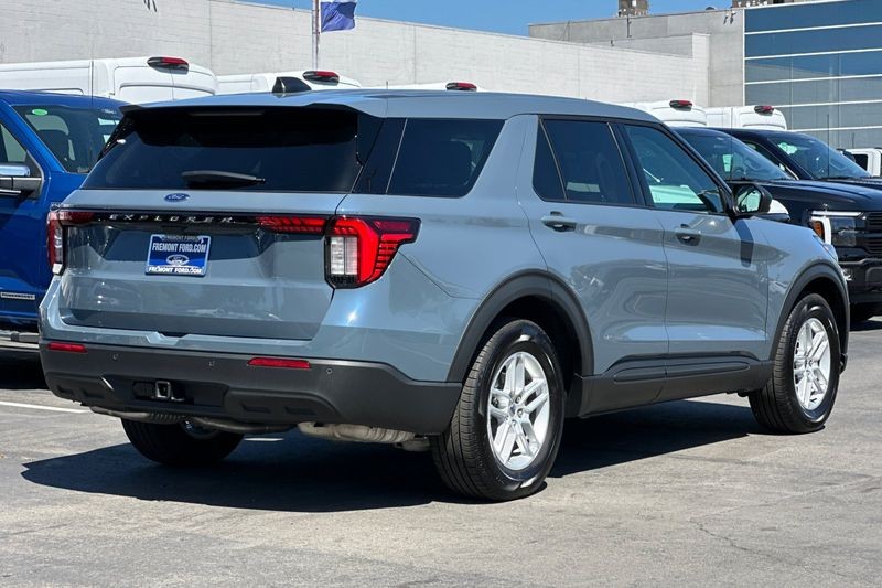 Ford Explorer Vehicle Full-screen Gallery Image 03