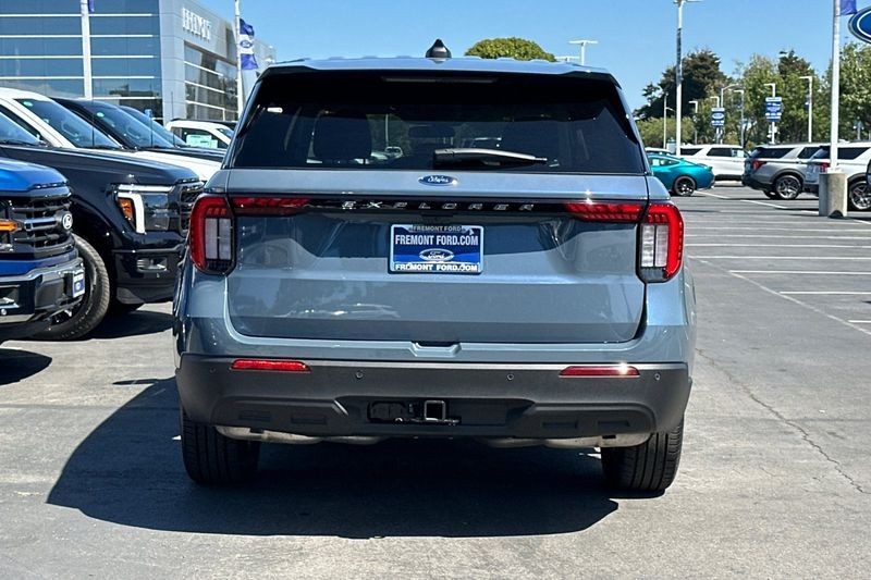 Ford Explorer Vehicle Full-screen Gallery Image 04