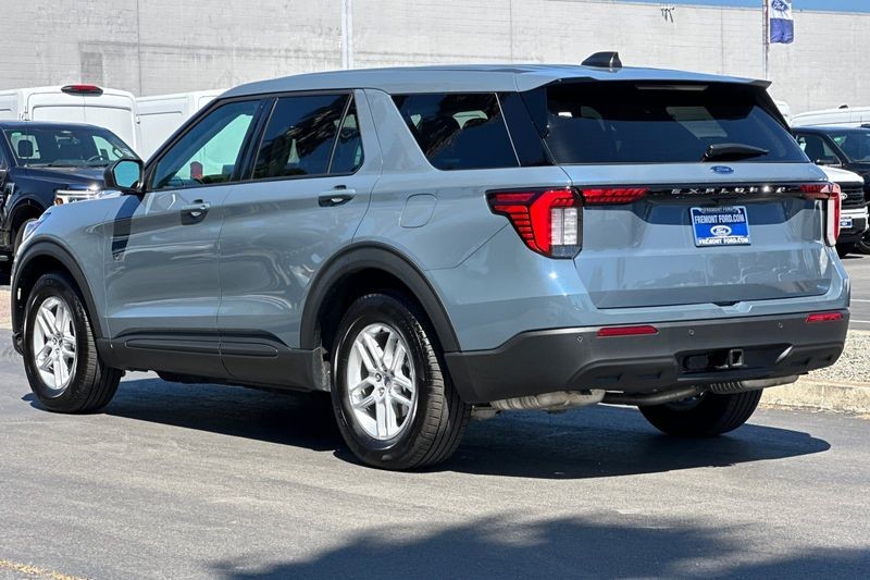 Ford Explorer Vehicle Full-screen Gallery Image 05
