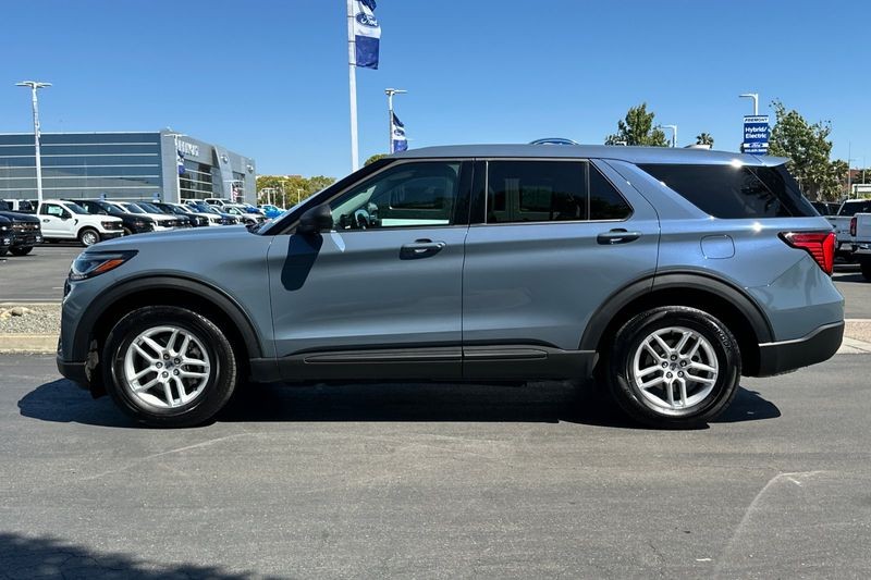 Ford Explorer Vehicle Full-screen Gallery Image 06