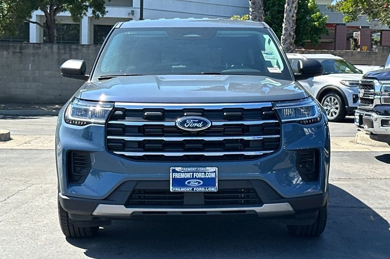 Ford Explorer Vehicle Full-screen Gallery Image 08