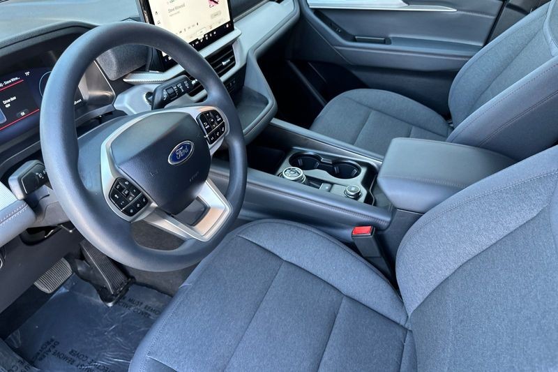 Ford Explorer Vehicle Full-screen Gallery Image 09