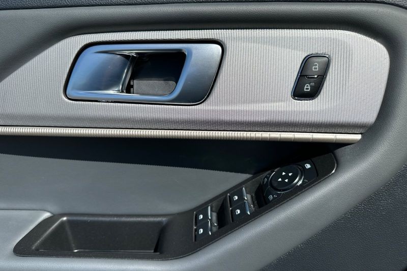 Ford Explorer Vehicle Full-screen Gallery Image 10