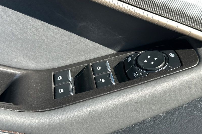 Ford Explorer Vehicle Full-screen Gallery Image 11