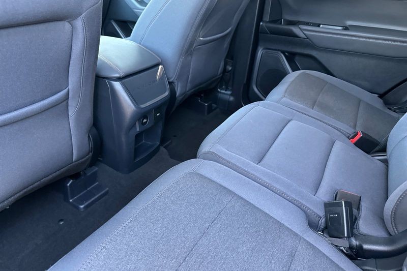 Ford Explorer Vehicle Full-screen Gallery Image 13