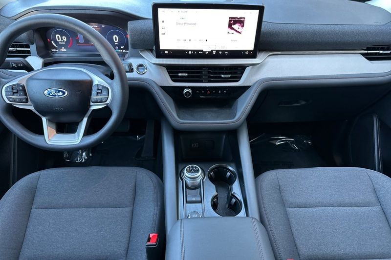Ford Explorer Vehicle Full-screen Gallery Image 14