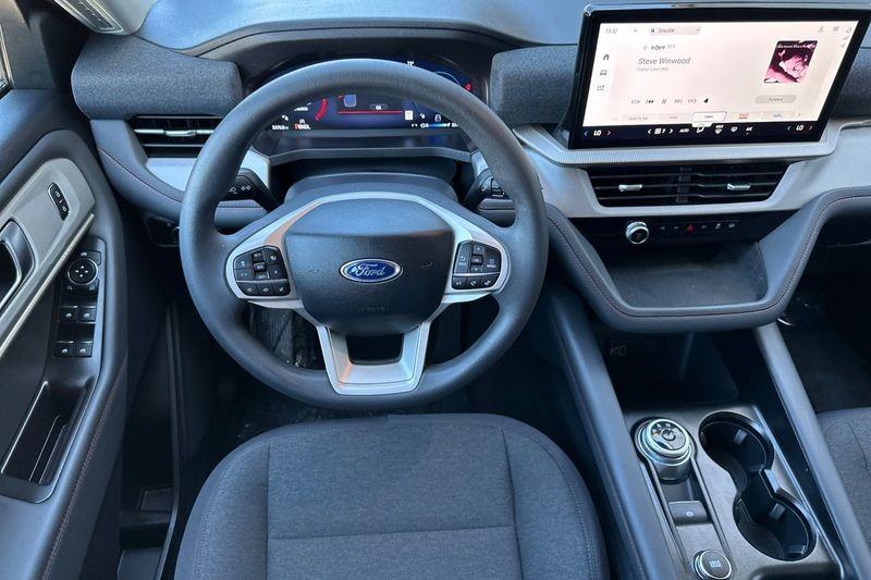 Ford Explorer Vehicle Full-screen Gallery Image 15