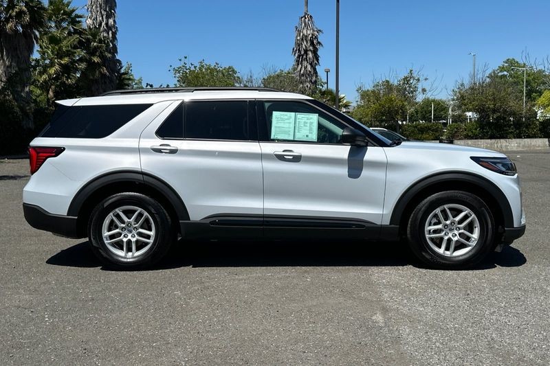 Ford Explorer Vehicle Full-screen Gallery Image 02