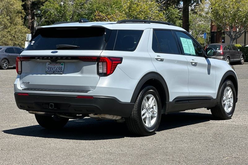 Ford Explorer Vehicle Full-screen Gallery Image 03
