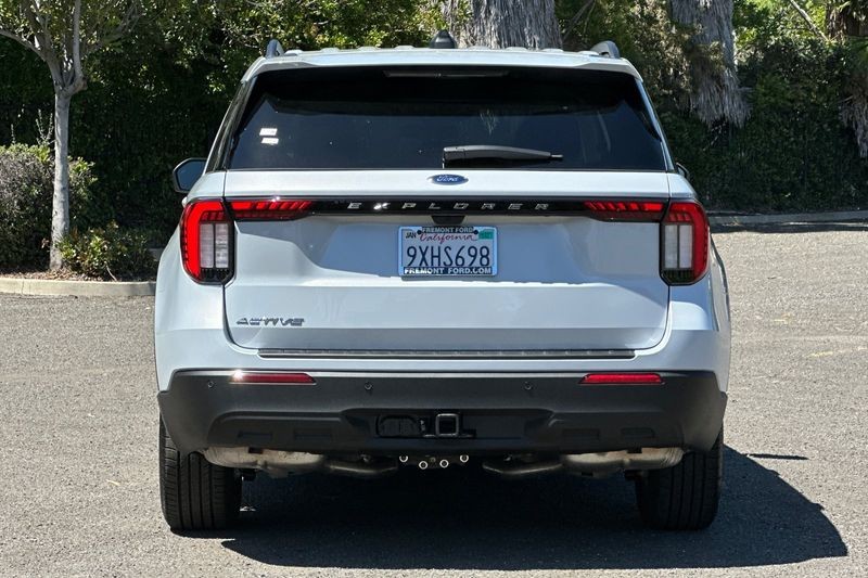 Ford Explorer Vehicle Full-screen Gallery Image 04
